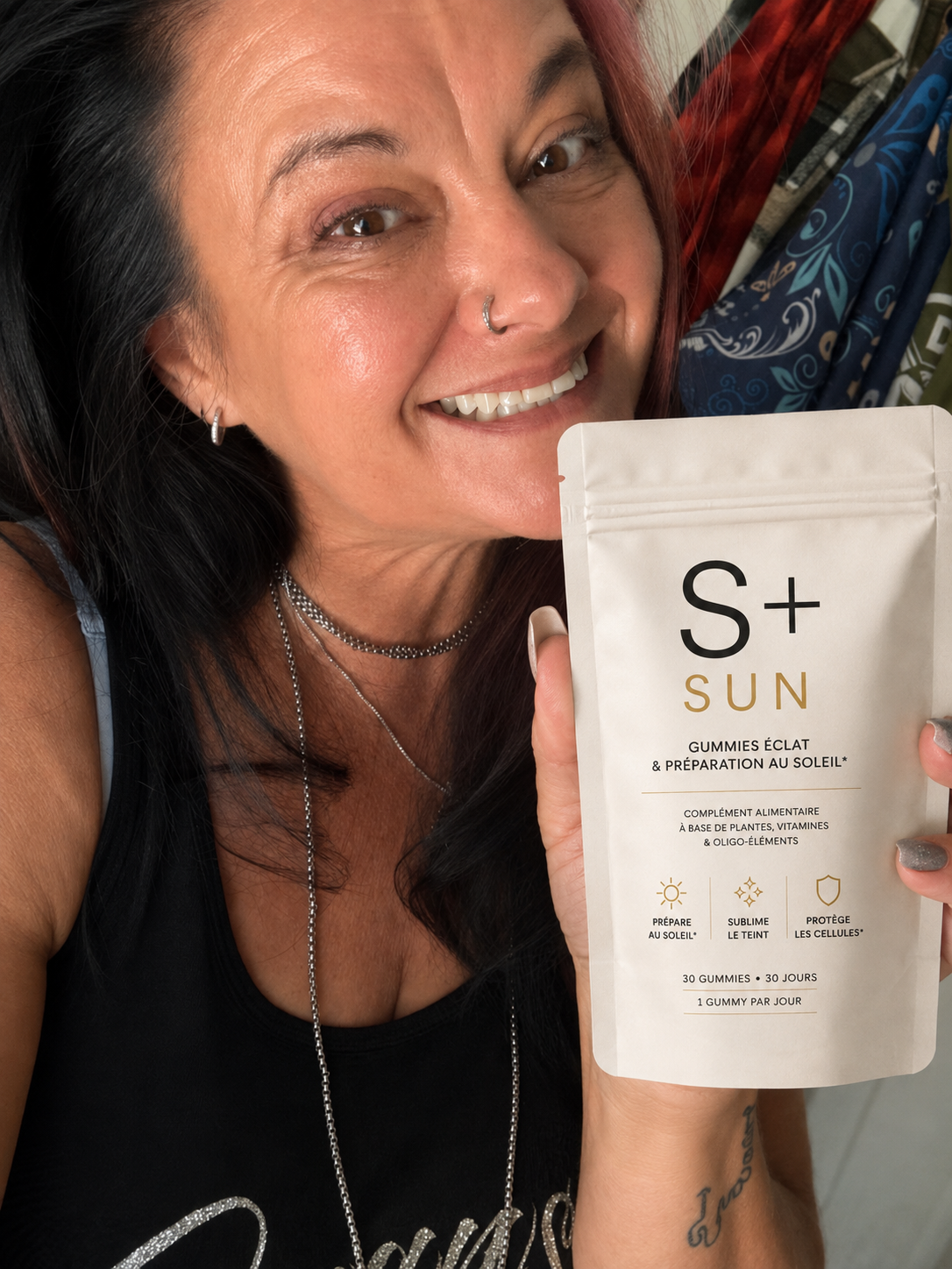 Smiling S+ customer with her S+ SUN pouch