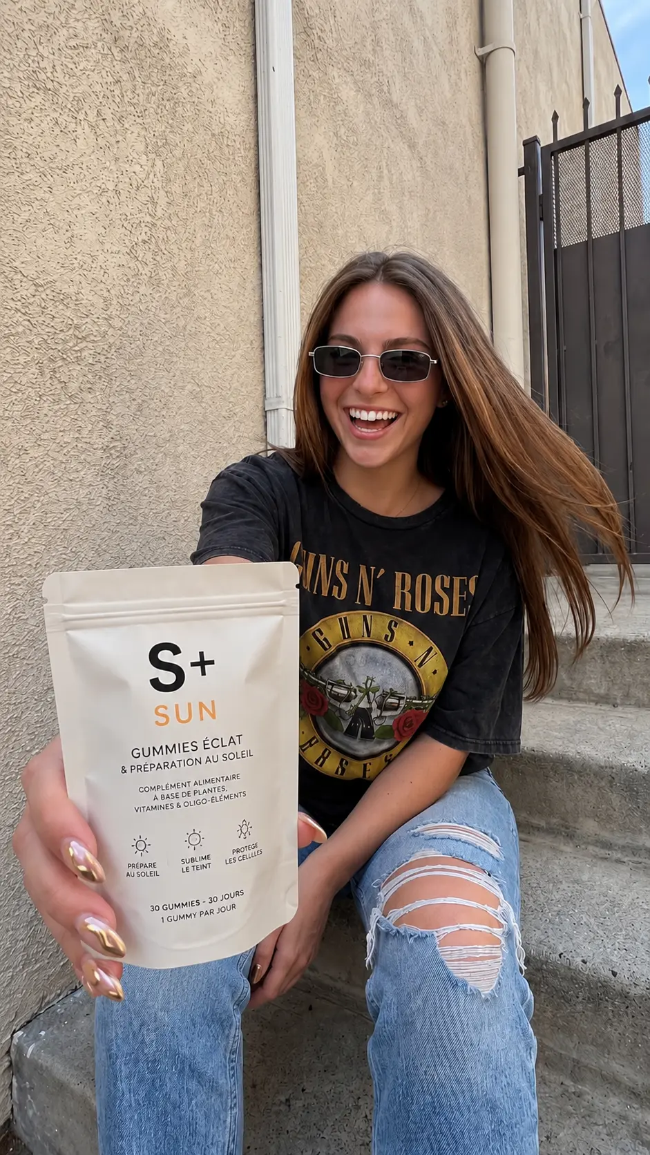 Smiling S+ customer with the S+ SUN pouch