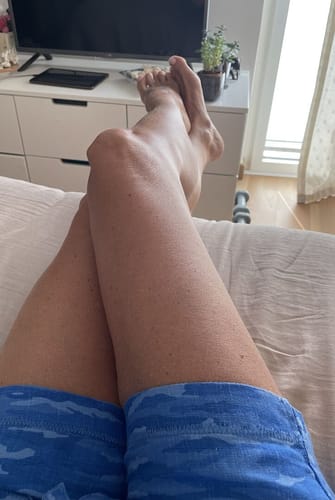 Tanned legs of an S+ customer