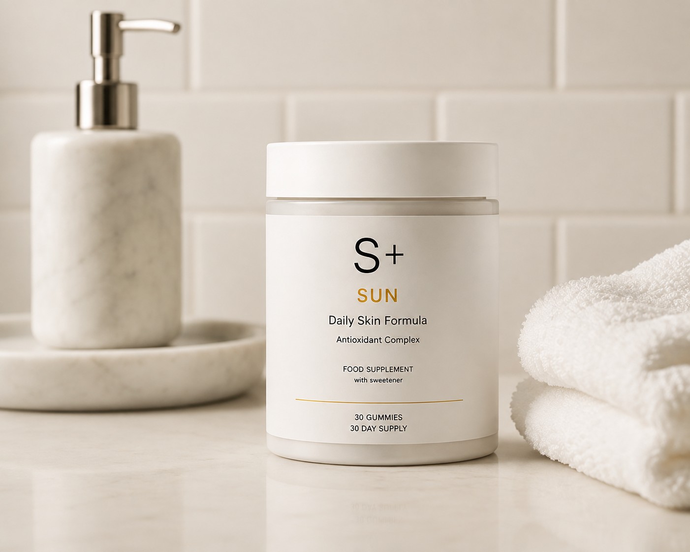 Pot S+ posé sur une vasque de salle de bain premium à côté d'un SPF 50