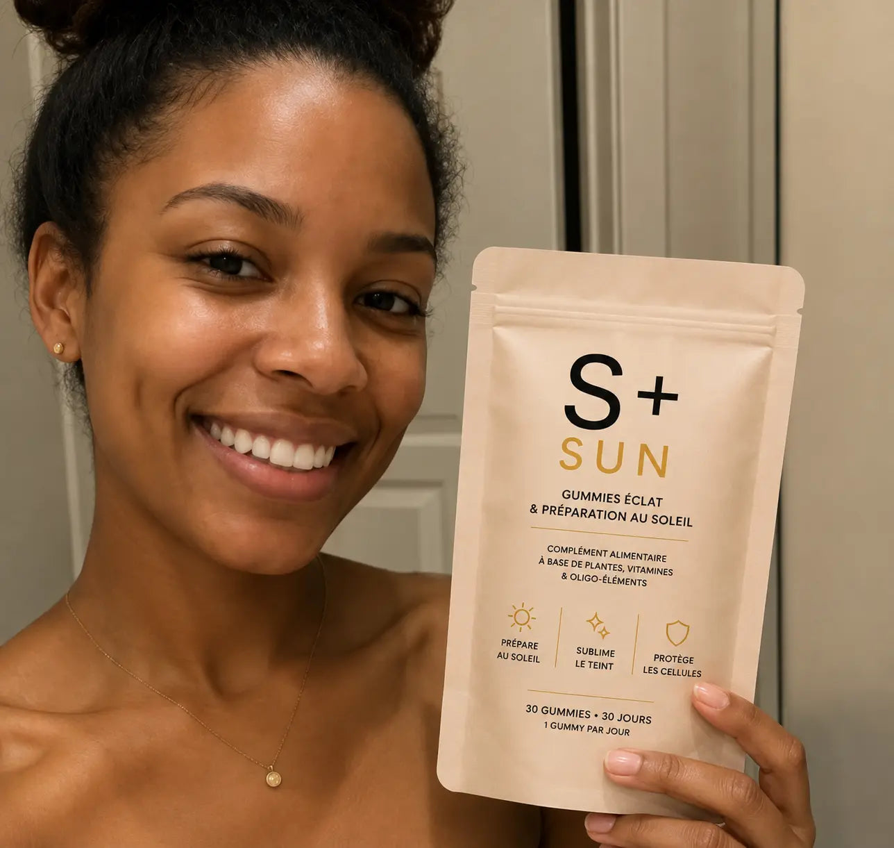 Cliente souriante présentant le sachet S+ SUN